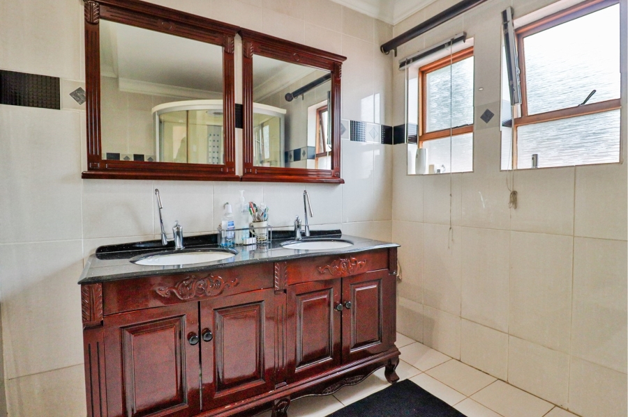 5 Bedroom Property for Sale in Birdwood Estate North West